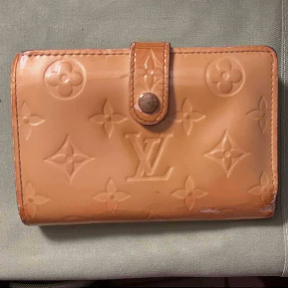 HP! 🌼 Louis Vuitton Yellow Gold Vernis Kisslock Wallet LV Designer Wallet